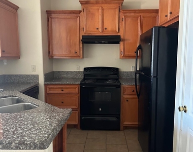 107 Oak Park Drive - Photo Thumbnail 3