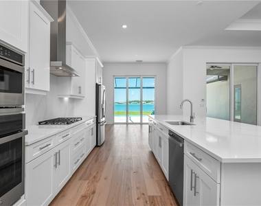 18837 Wildblue Boulevard - Photo Thumbnail 13