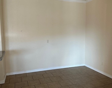 107 Oak Park Drive - Photo Thumbnail 6