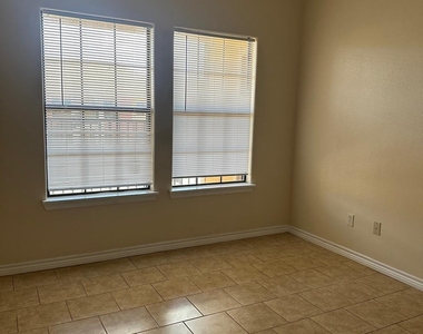 107 Oak Park Drive - Photo Thumbnail 7