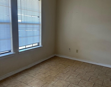 107 Oak Park Drive - Photo Thumbnail 4