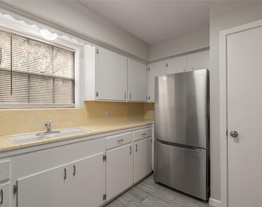 818 University Avenue - Photo Thumbnail 6