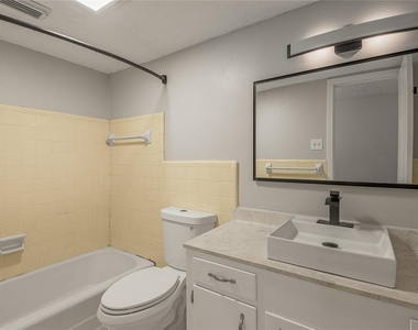 818 University Avenue - Photo Thumbnail 13