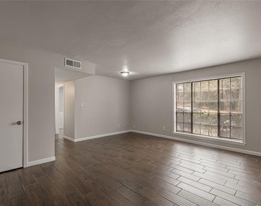 818 University Avenue - Photo Thumbnail 2