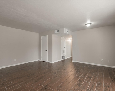 818 University Avenue - Photo Thumbnail 3