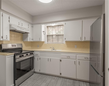 818 University Avenue - Photo Thumbnail 5