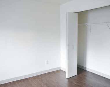 654 S Westwood Avenue - Photo Thumbnail 8
