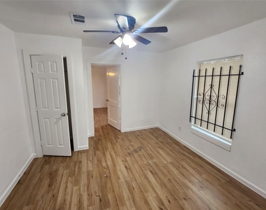 3206 Anita Street - Photo Thumbnail 8