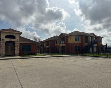 107 Oak Park Drive - Photo Thumbnail 2