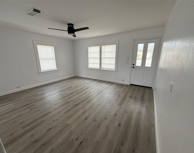 4114 Victoria Avenue - Photo Thumbnail 16