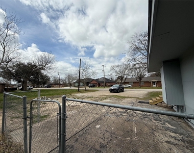 4114 Victoria Avenue - Photo Thumbnail 6