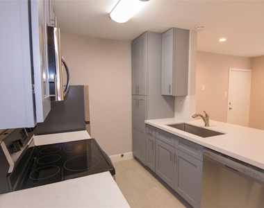 2201 Fountain View Drive - Photo Thumbnail 4