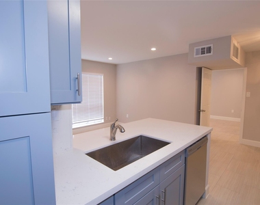 2201 Fountain View Drive - Photo Thumbnail 5