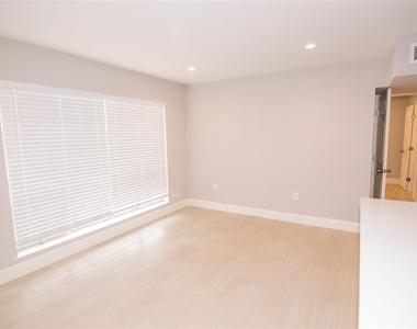 2201 Fountain View Drive - Photo Thumbnail 7