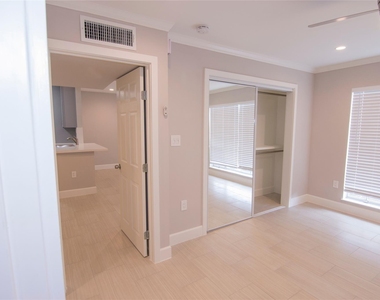 2201 Fountain View Drive - Photo Thumbnail 11
