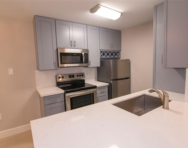 2201 Fountain View Drive - Photo Thumbnail 3