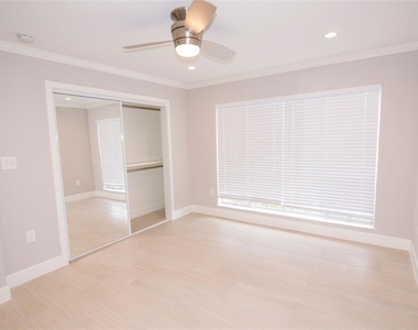 2201 Fountain View Drive - Photo Thumbnail 8
