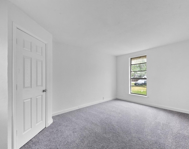 806 East Emily Avenue - Photo Thumbnail 6