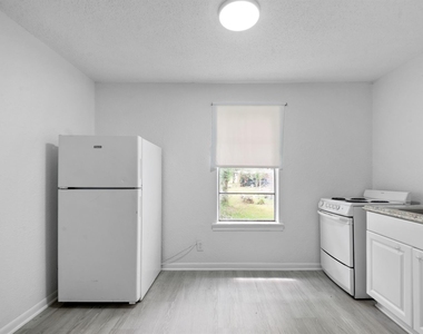806 East Emily Avenue - Photo Thumbnail 10
