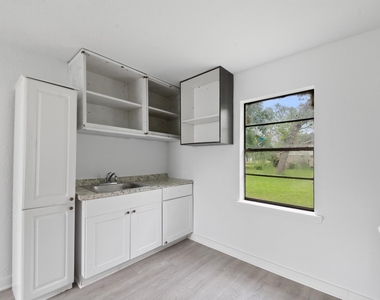 806 East Emily Avenue - Photo Thumbnail 2