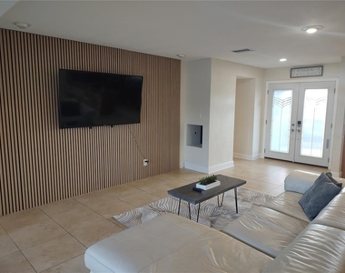 4165 13th Lane Ne - Photo Thumbnail 15