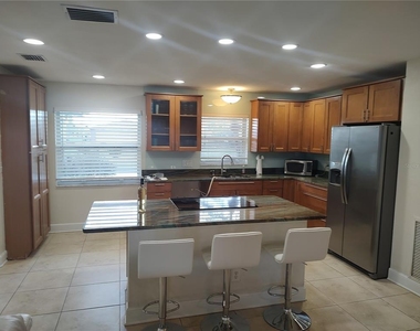 4165 13th Lane Ne - Photo Thumbnail 4