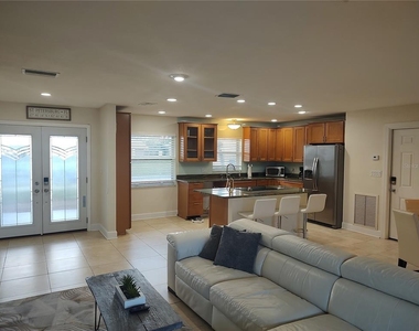 4165 13th Lane Ne - Photo Thumbnail 5