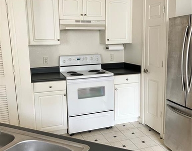 860 N Orange Avenue - Photo Thumbnail 7