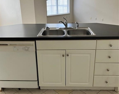 860 N Orange Avenue - Photo Thumbnail 3