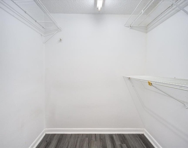 5013 Vineland Road - Photo Thumbnail 3