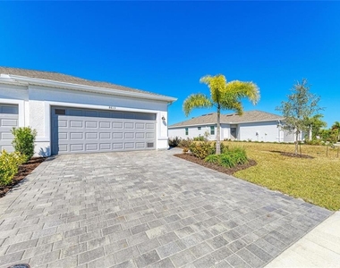 8613 Seasalt Loop - Photo Thumbnail 12