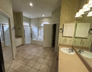 4404 Sw 91st Drive - Photo Thumbnail 6