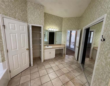 4404 Sw 91st Drive - Photo Thumbnail 8
