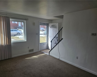 812 Westbury Rd - Photo Thumbnail 4