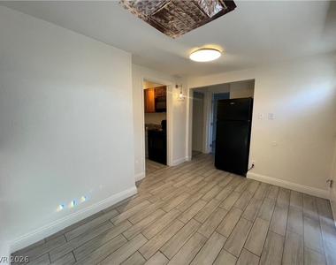 405 S 15th Street - Photo Thumbnail 2