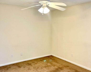 409 Lawnwood Court - Photo Thumbnail 4