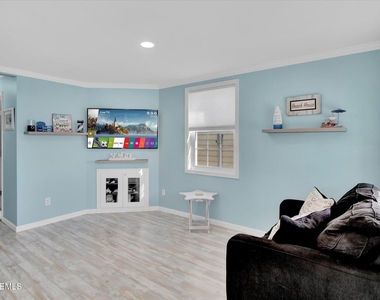 222 Hiering Avenue - Photo Thumbnail 2