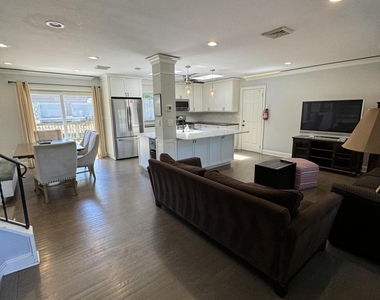 282 Lawrence Avenue - Photo Thumbnail 2
