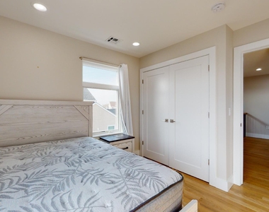 1 Howland Avenue - Photo Thumbnail 15