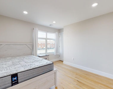 1 Howland Avenue - Photo Thumbnail 14