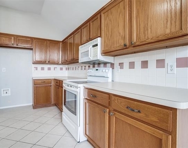 10810 Camelot Drive - Photo Thumbnail 3