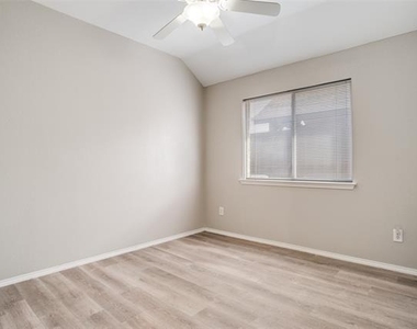 10810 Camelot Drive - Photo Thumbnail 6