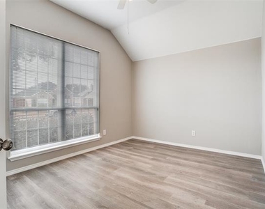 10810 Camelot Drive - Photo Thumbnail 4
