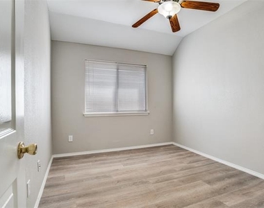 10810 Camelot Drive - Photo Thumbnail 9
