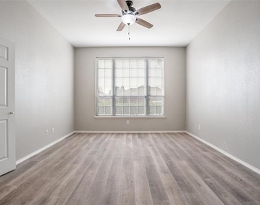 10810 Camelot Drive - Photo Thumbnail 8