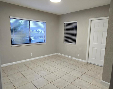 360 Nw 8th Street - Photo Thumbnail 11