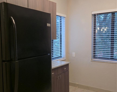 360 Nw 8th Street - Photo Thumbnail 1