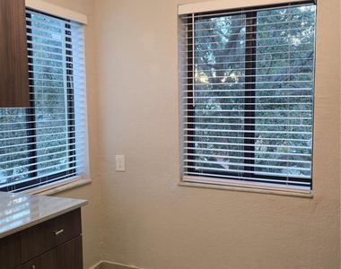 360 Nw 8th Street - Photo Thumbnail 2