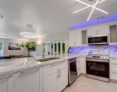246 Avenue L - Photo Thumbnail 14