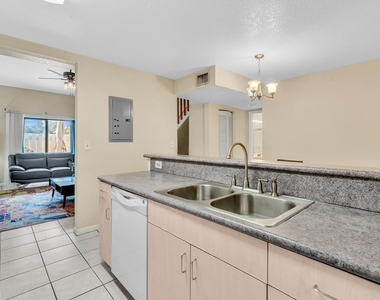 10240 Nw 33rd Place - Photo Thumbnail 16